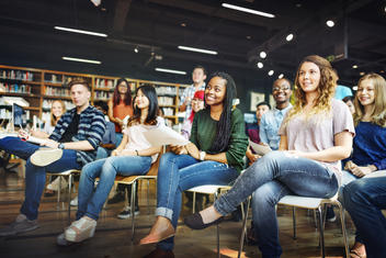 Etudiants mixtes bibliothèque