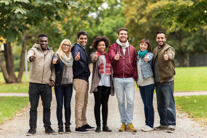 Etudiants mixtes pouce